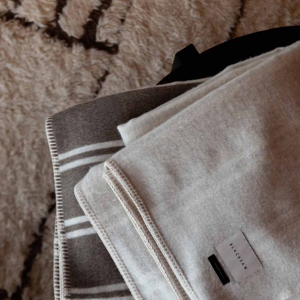 STRAITS REVERSIBLE THROW.  ZERO DYE